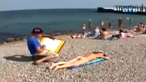 Chết cười vì vẽ trộm chị em tắm nắng