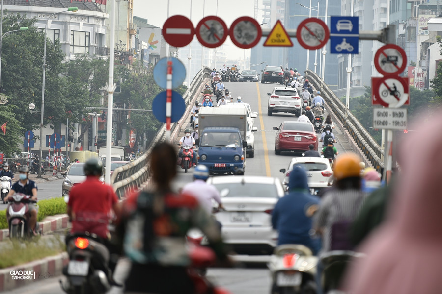 Cả 2 chiều tại điểm cầu lượt Lên Văn Lương- Láng Hạ đều đông các phương tiện.
