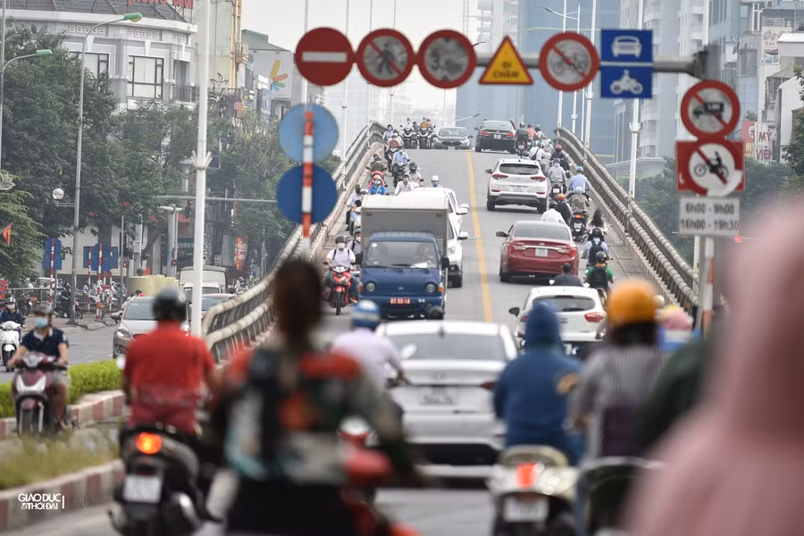 Cả 2 chiều tại điểm cầu lượt Lên Văn Lương- Láng Hạ đều đông các phương tiện.