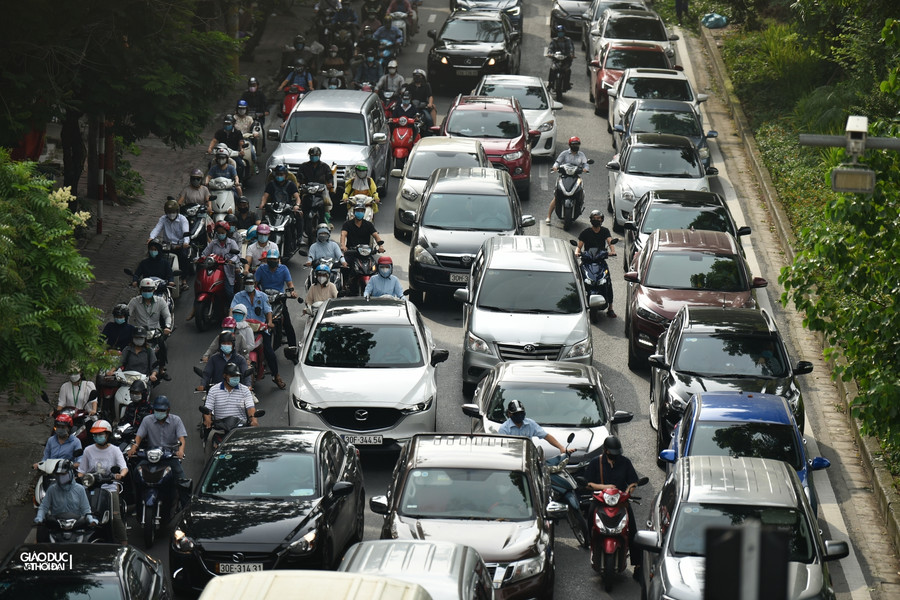 Tại tuyến đường Láng, tuy không có hiện tượng tắc lâu như trước, nhưng trong sáng ngày hôm nay đã có hiện tượng ùn ứ tại nhiều điểm đèn giao thông.