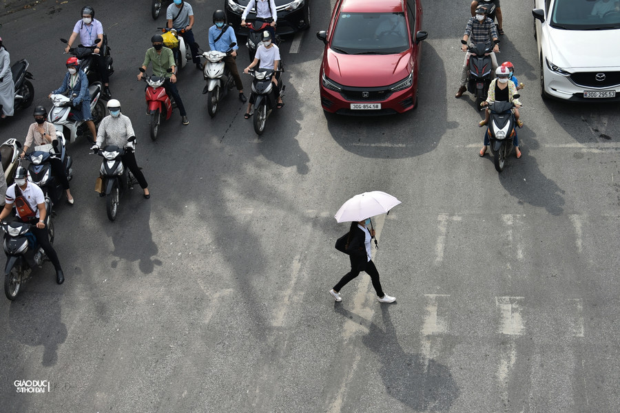 Đường phố Hà Nội đông đúc trở lại sau khi nhiều quận được nới lỏng giãn cách ảnh 6