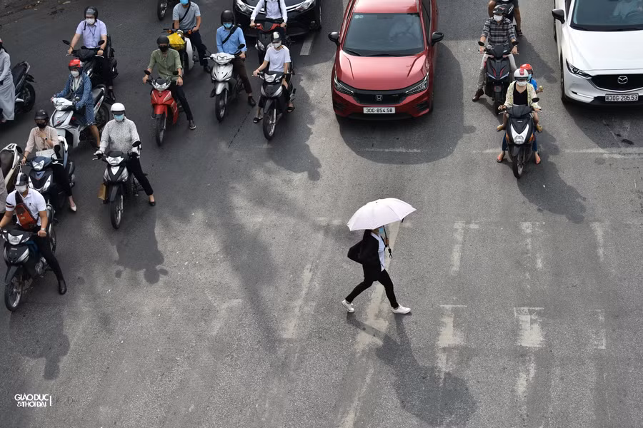 Đường phố Hà Nội đông đúc trở lại sau khi nhiều quận được nới lỏng giãn cách ảnh 6