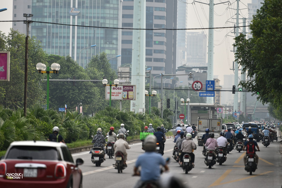 Tại tuyến đường Tố Hữu, mật độ giao thông trong sáng ngày hôm nay khá đông.