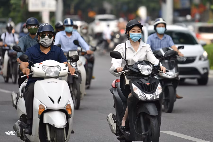 Được biết sau khi TP Hà Nội có quyết định nới lỏng giãn cách tại nhiều quận, huyện " vùng xanh" nhiều cơ quan, công tay đã thông báo cho nhân viên đi làm trở lại từ ngày hôm nay 20/9.