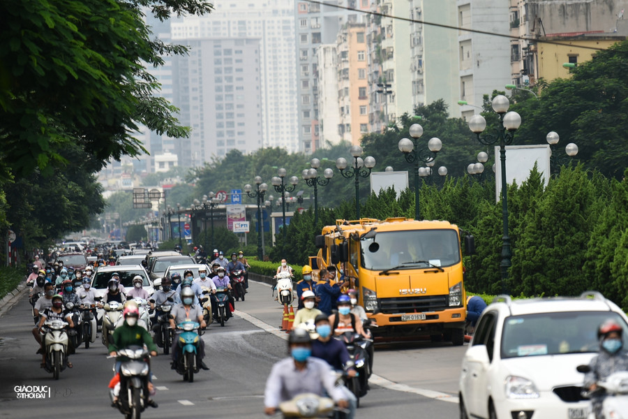 Tại tuyến đường Lê Văn Lương, lượng phương tiện trong sáng ngày hôm nay khá đông, tập trung chính lại các điểm dừng đèn đỏ.