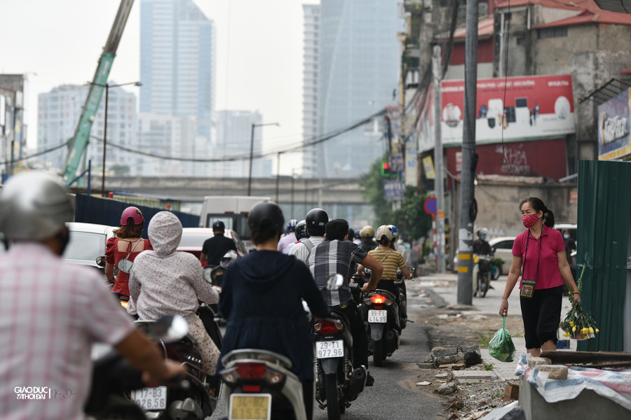 Trên tuyến đường đang có công trình xây dựng nên có hiện tượng ùn ứ.