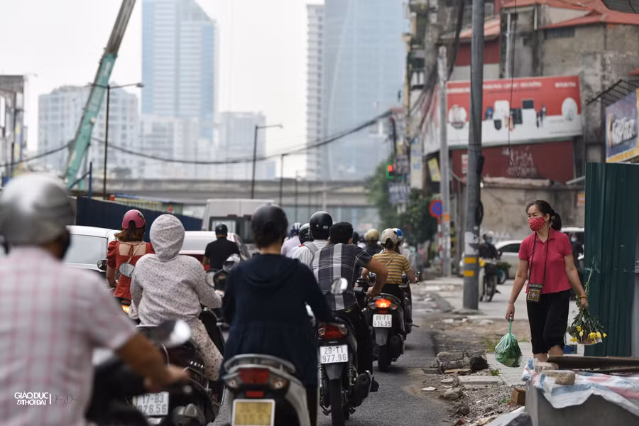 Trên tuyến đường đang có công trình xây dựng nên có hiện tượng ùn ứ.