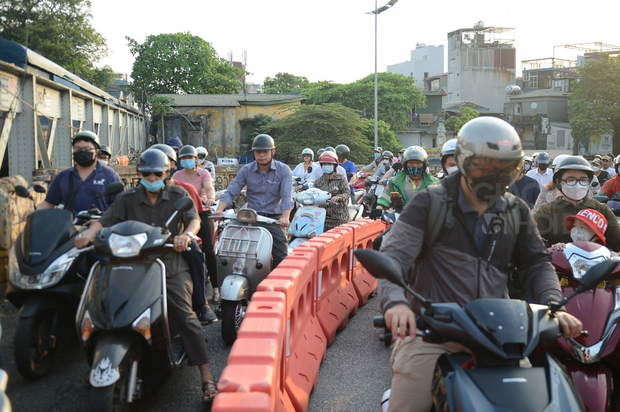 Cầu Long Biên lập rào chắn ngăn xe ba gác, ô tô ảnh 5