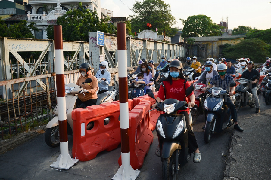 Đa phần các phương tiện bị ùn tại điểm phân cách.