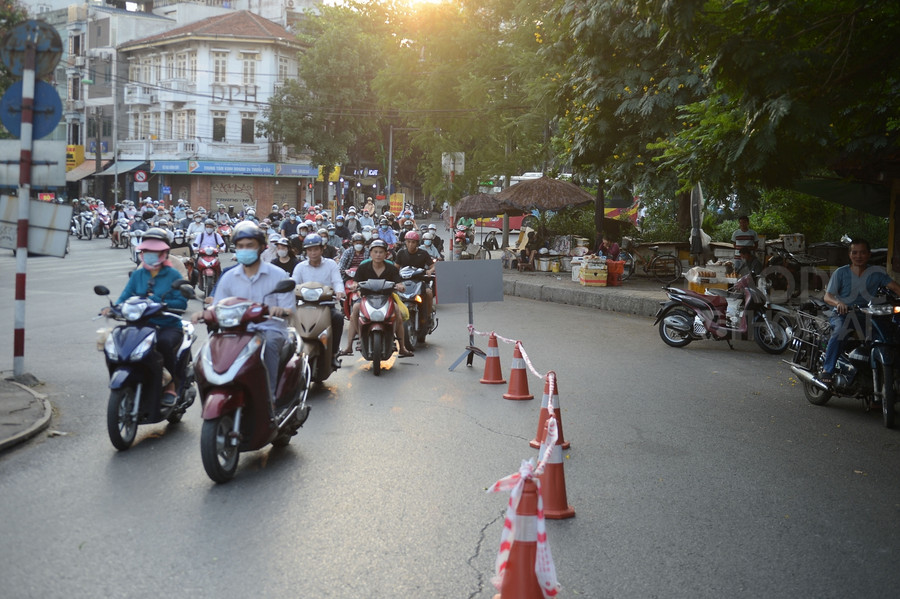 Vào giờ cao điểm buổi chiều ngày hôm nay, lượng phương tiện là xe máy đổ về cầu Long Biên khá đông.