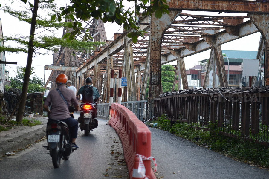 Mục đích BQL cầu Long Biên lắp dải phân cách ở phía lối dẫn lên cầu để khiến cho các phương tiện xe ba gác, ô tô hay chở hàng quá tải không thể lên trên cầu.