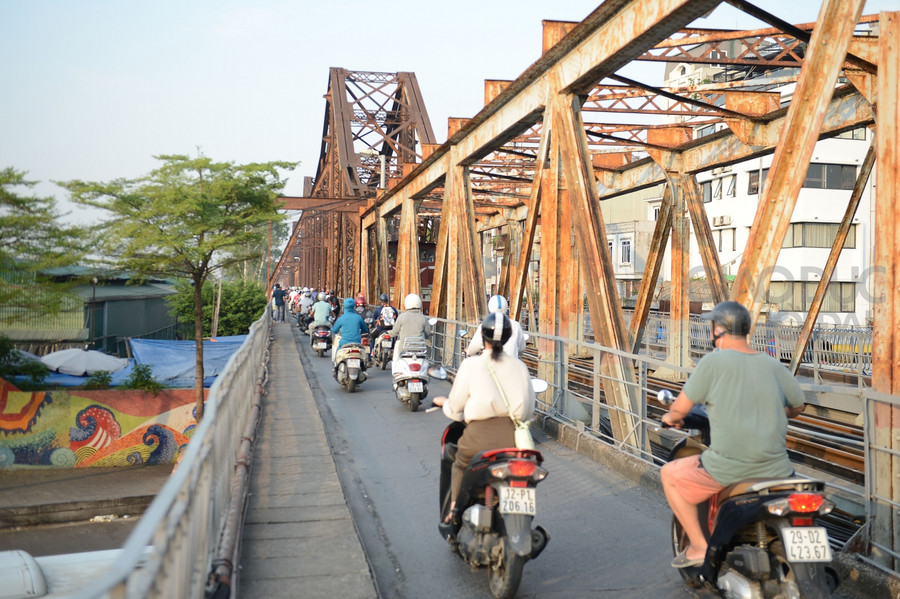 Qua điểm phân cách các phương tiện di chuyển bình thường.