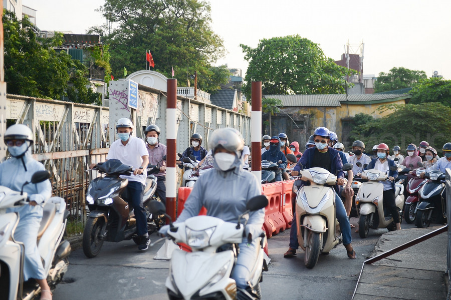 Cầu Long Biên lập rào chắn ngăn xe ba gác, ô tô ảnh 2