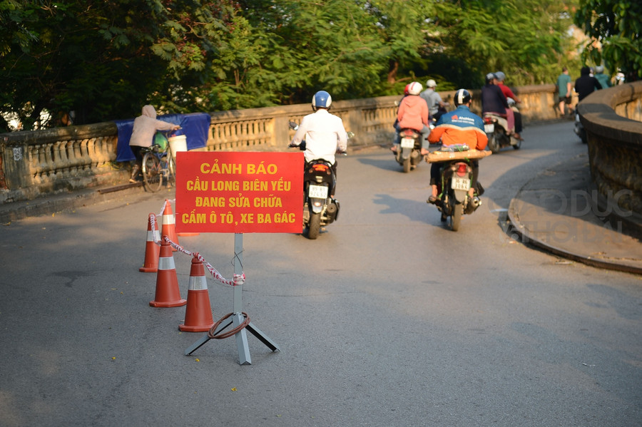 Hôm nay, 22/6, tại các lối lên cầu đã được lực lượng chức năng dựng rào chắn cứng nhằm ngăn các phương tiện là ô tô, xe ba gác lên cầu, đảm bảo an toàn cho người tham gia giao thông.
