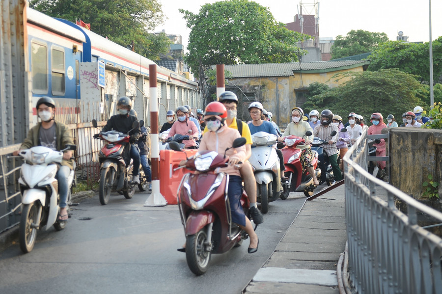 Vào những giờ cao điểm, do lối vào quá nhỏ nên xảy ra hiện tượng ùn ứ.