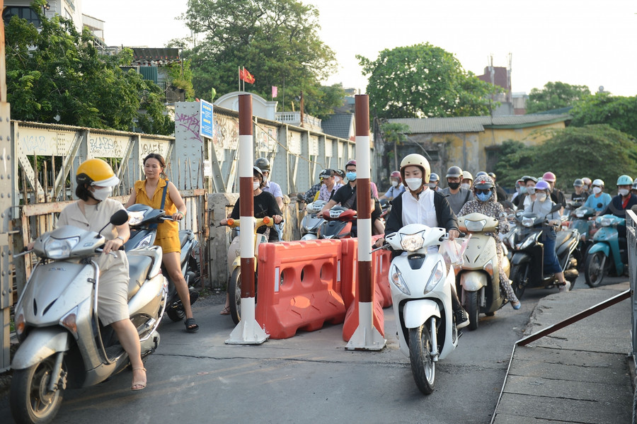 Các cột sắt được lắp thêm khiến các phương tiện quá khổ quá tải không thể đi qua.