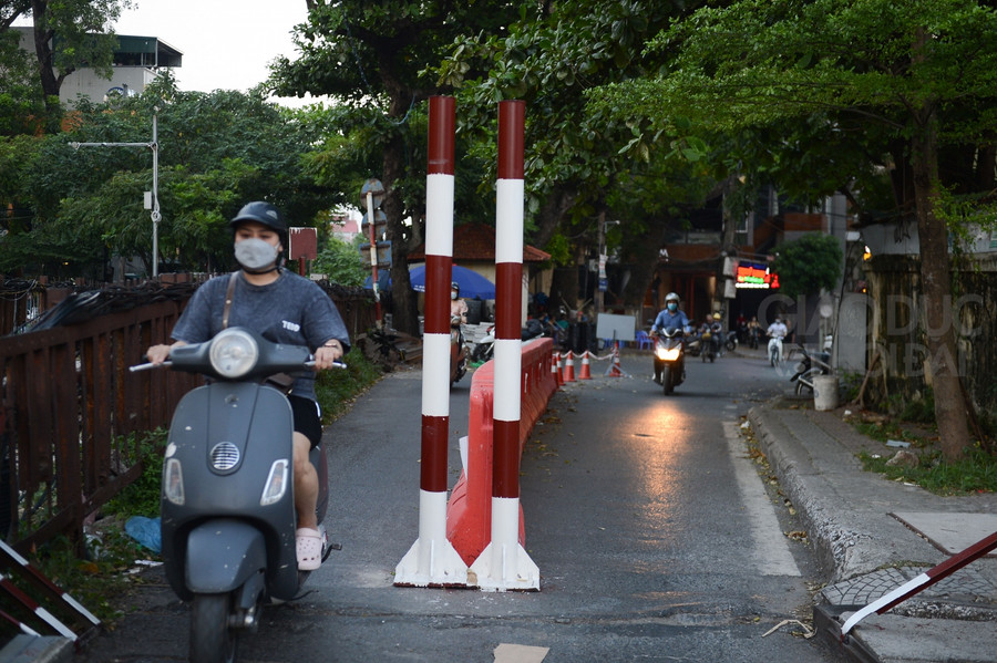 Tại thời điểm ghi nhận một nhân viên của Công ty CP Đường sắt Hà Hải cho biết, đơn vị này đã phân bổ nhân lực trực thành 2 ca, cụ thể một ca từ 6h sáng đến 18h chiều và tiếp tục từ 18h chiều đến 6h sáng hôm sau ở mỗi lối lên cầu để ngăn xe ba gác, xe thồ hàng bất chấp lên cầu Long Biên