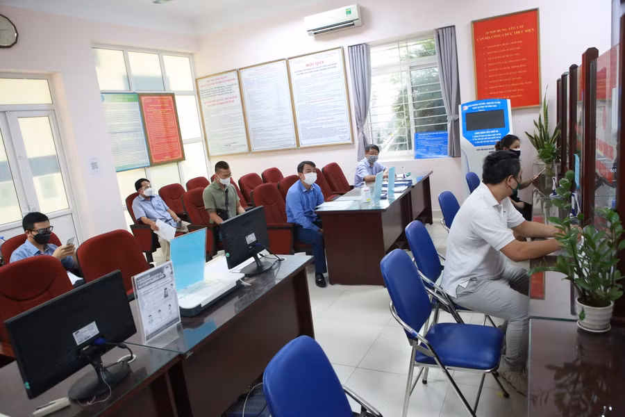 Tại UBND phường Phú Diễn đông người dân đã đến để làm hồ sơ, xin xác nhận đi đường theo đúng quy định mới.