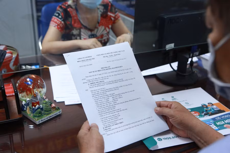 Mọi người mang đầy đủ giấy tờ của công ty đến để làm hồ sơ.