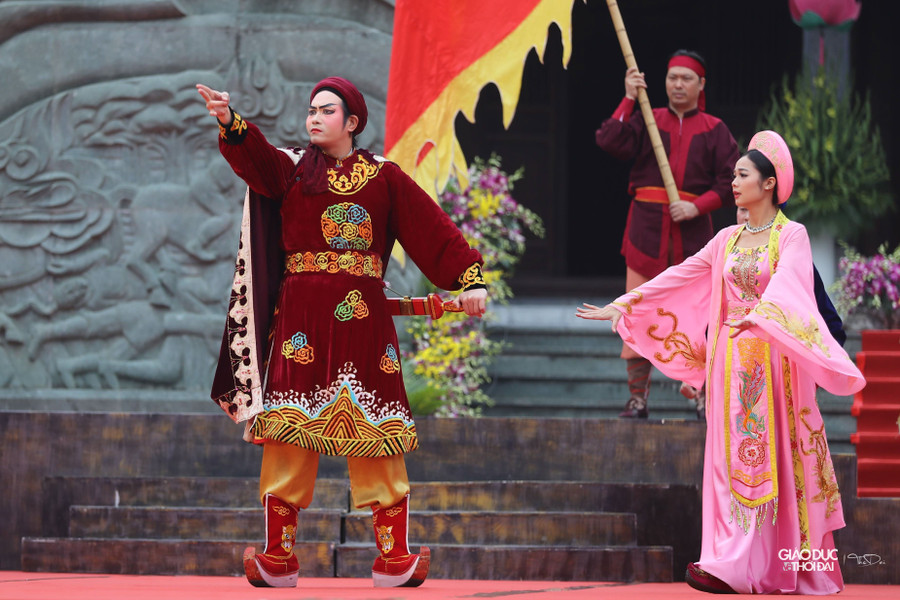 Những tiết mục tái hiện lại lịch sử do Nhà hát Chèo Trung ương biểu diễn.