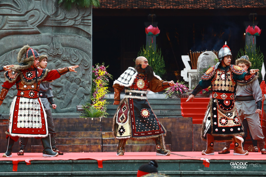 Những tiết mục tái hiện lại lịch sử do Nhà hát Chèo Trung ương biểu diễn.