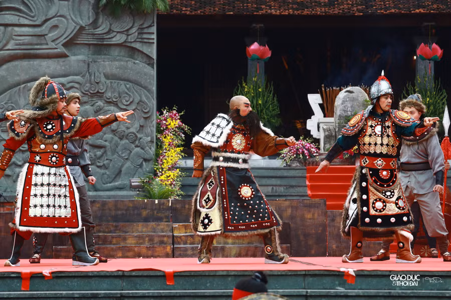 Những tiết mục tái hiện lại lịch sử do Nhà hát Chèo Trung ương biểu diễn.