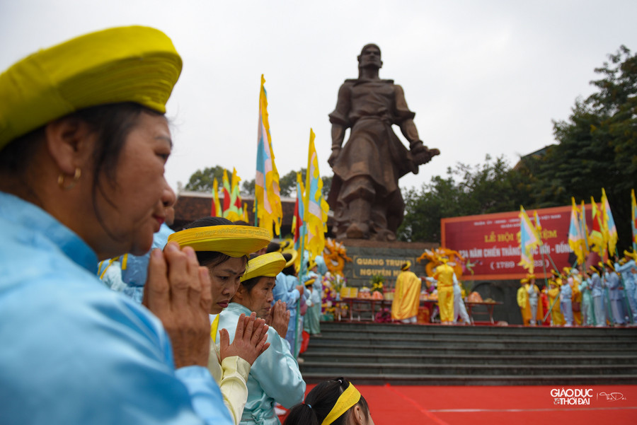 Cuộc đời và sự nghiệp của Hoàng đế Quang Trung - Nguyễn Huệ đã đóng góp quyết định vào sự nghiệp thống nhất đất nước của triều đại Tây Sơn, chấm dứt cuộc nội chiến phân tranh giữa nhà Trịnh ở phía Bắc và nhà Nguyễn ở phía Nam kéo dài suốt 2 thế kỷ.
