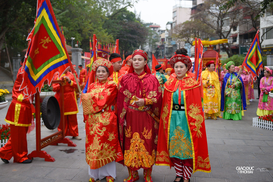 Từ sáng sớm, các đoàn tham gia chương trình lễ kỷ niệm đã thực hiện nghi thức tế lễ, rước kiệu Hoàng đế Quang Trung và Hoàng hậu Lê Ngọc Hân, thu hút đông đảo nhân dân trong vùng và khách thập phương tham dự.