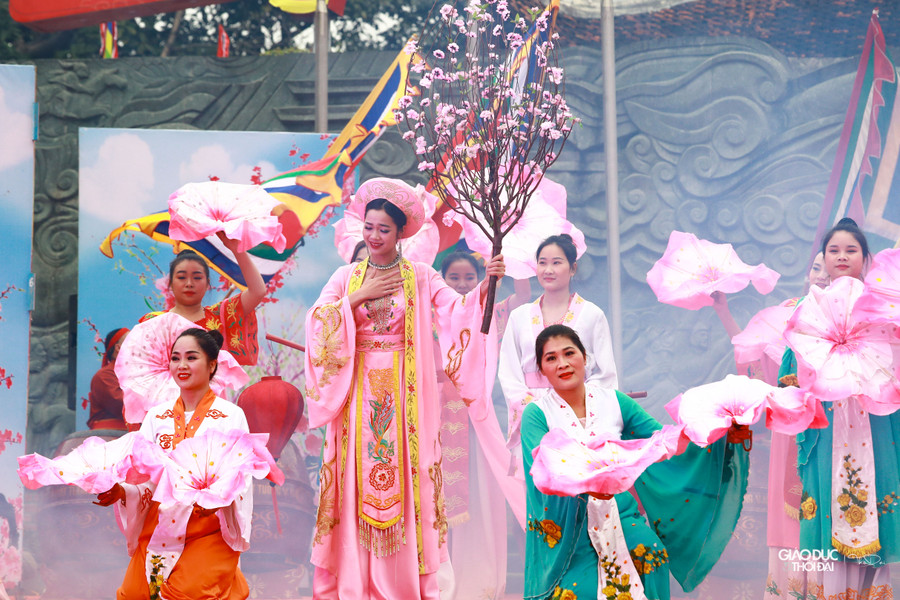 Những tiết mục tái hiện lại lịch sử do Nhà hát Chèo Trung ương biểu diễn.