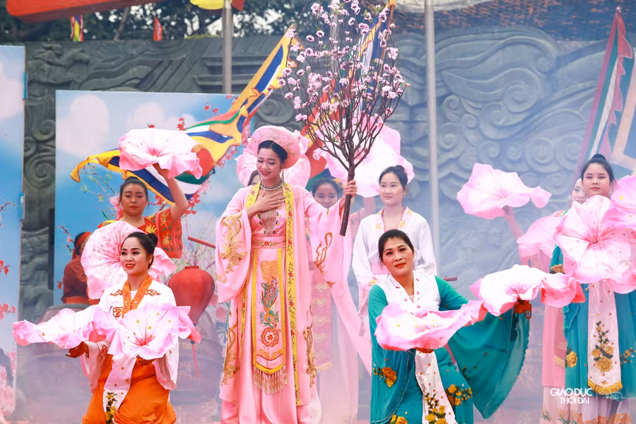 Những tiết mục tái hiện lại lịch sử do Nhà hát Chèo Trung ương biểu diễn.