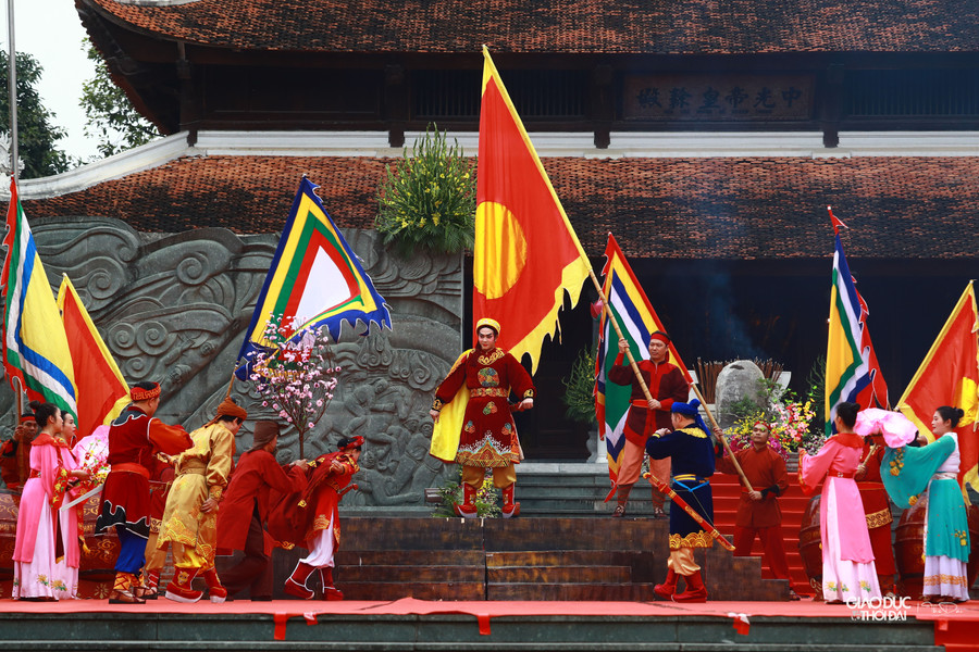 Những tiết mục tái hiện lại lịch sử do Nhà hát Chèo Trung ương biểu diễn.