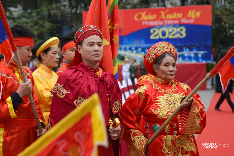Trong khoảng thời gian trước khi diễn ra phần chính hội (từ 6 – 8 giờ sáng), các nghi lễ như: Tế lễ, rước kiệu Hoàng đế Quang Trung và Hoàng hậu Lê Ngọc Hân, dâng hương đã được các cụ cao niên, đoàn Tế lễ đến từ các tỉnh (Quảng Ninh, Nam Định…) tiến hành sớm.
