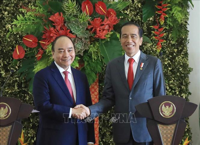 Chủ tịch nước Nguyễn Xuân Phúc và Tổng thống Indonesia Joko Widodo tại buổi gặp gỡ báo chí. Ảnh: Thống Nhất/TTXVN. Chủ tịch nước Nguyễn Xuân Phúc và Tổng thống Indonesia Joko Widodo tại buổi gặp gỡ báo chí. Ảnh: Thống Nhất/TTXVN.
