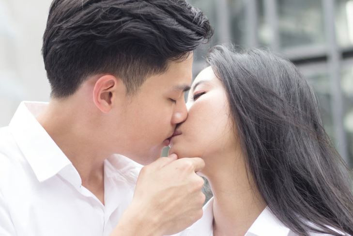 Đối với những người trẻ Trung Quốc, nụ hôn một lần với người lạ có thể rất hấp dẫn. Ảnh: Shutterstock.