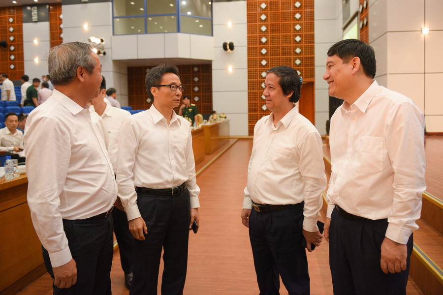 Phó Thủ tướng Vũ Đức Đam (thứ 3 từ phải sang trái) ông Nguyễn Đắc Vinh - Chủ nhiệm Ủy ban Văn hóa, Giáo dục của Quốc hội (ngoài cùng bên phải), Bộ trưởng Bộ GD&ĐT Nguyễn Kim Sơn (thứ 2 từ phải sang) trong giờ giải lao Phó Thủ tướng Vũ Đức Đam (thứ 3 từ phải sang trái) ông Nguyễn Đắc Vinh - Chủ nhiệm Ủy ban Văn hóa, Giáo dục của Quốc hội (ngoài cùng bên phải), Bộ trưởng Bộ GD&ĐT Nguyễn Kim Sơn (thứ 2 từ phải sang) trong giờ giải lao