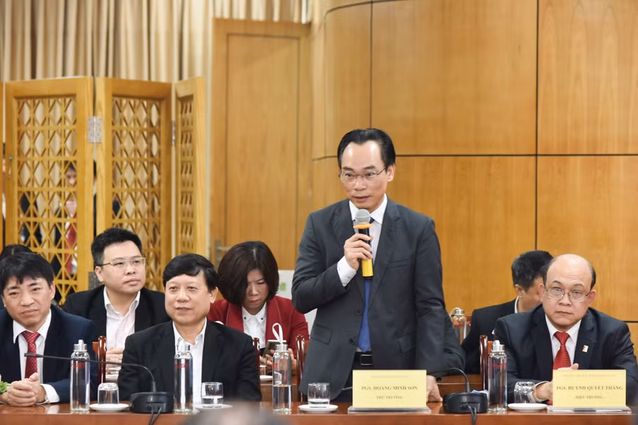 Thứ trưởng Hoàng Minh Sơn phát biểu tại lễ ký kết hợp tác toàn diện nhóm 7 trường ĐH kỹ thuật - sáng 22/1/2021