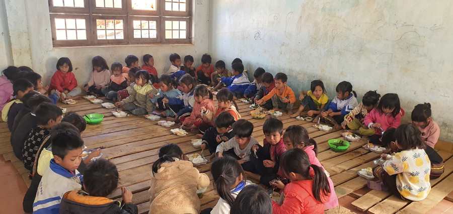 Học sinh ở điểm trường Ty Tu dùng bữa trưa miễn phí. Học sinh ở điểm trường Ty Tu dùng bữa trưa miễn phí.