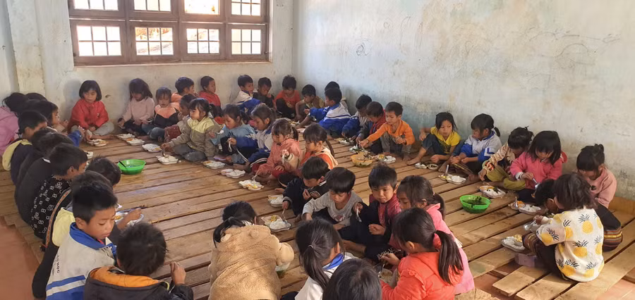 Học sinh ở điểm trường Ty Tu dùng bữa trưa miễn phí.