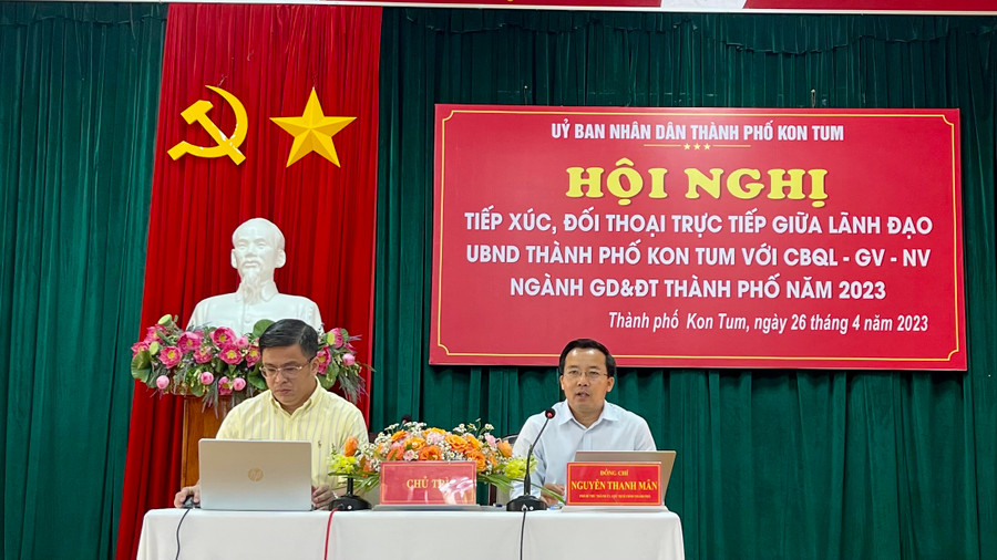 Ông Nguyễn Thanh Mân (bên phải) Chủ tịch UBND thành phố Kon Tum và ông Phan Ngọc Định - Phó Chủ tịch thành phố đối thoại với cán bộ, giáo viên. Ông Nguyễn Thanh Mân (bên phải) Chủ tịch UBND thành phố Kon Tum và ông Phan Ngọc Định - Phó Chủ tịch thành phố đối thoại với cán bộ, giáo viên.
