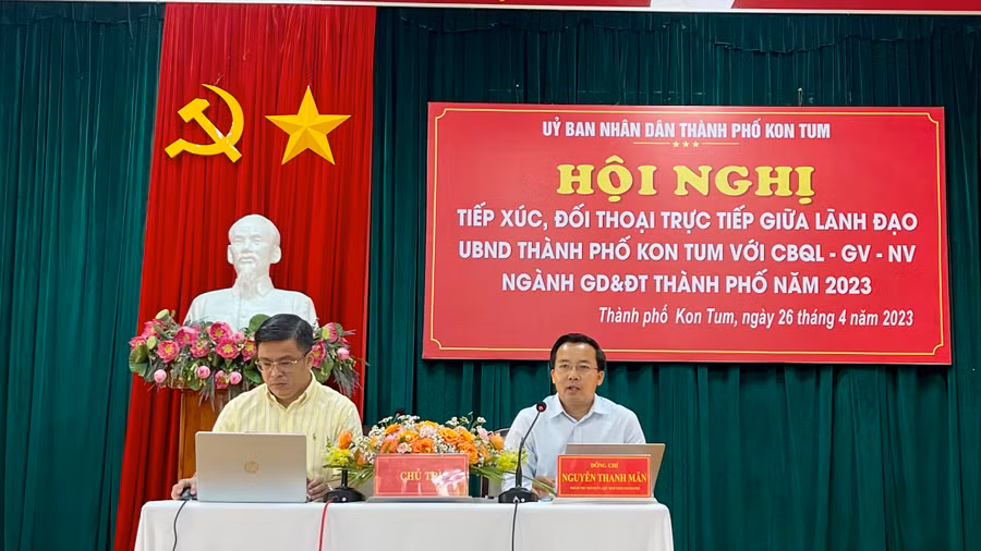 Ông Nguyễn Thanh Mân (bên phải) Chủ tịch UBND thành phố Kon Tum và ông Phan Ngọc Định - Phó Chủ tịch thành phố đối thoại với cán bộ, giáo viên.