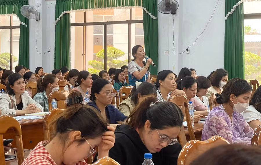 Cán bộ, giáo viên bày tỏ khó khăn, vướng mắc với lãnh đạo thành phố Kon Tum.