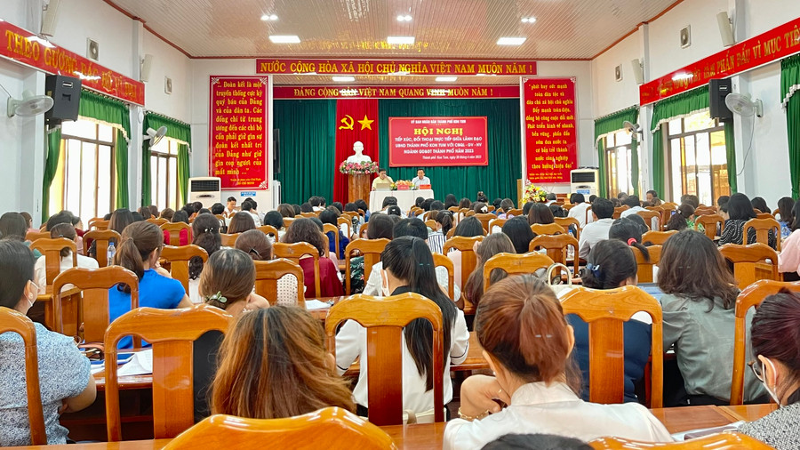 Quang cảnh buổi đối thoại giữa lãnh đạo thành phố Kon Tum và cán bộ, giáo viên. Quang cảnh buổi đối thoại giữa lãnh đạo thành phố Kon Tum và cán bộ, giáo viên.