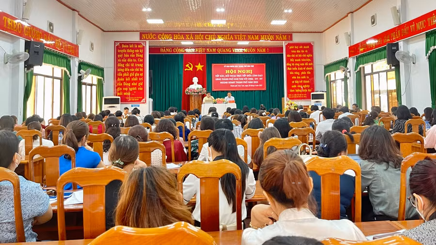 Quang cảnh buổi đối thoại giữa lãnh đạo thành phố Kon Tum và cán bộ, giáo viên.