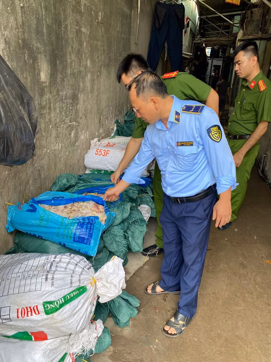 Lực lượng chức năng kiểm tra tại cơ sở kinh doanh.