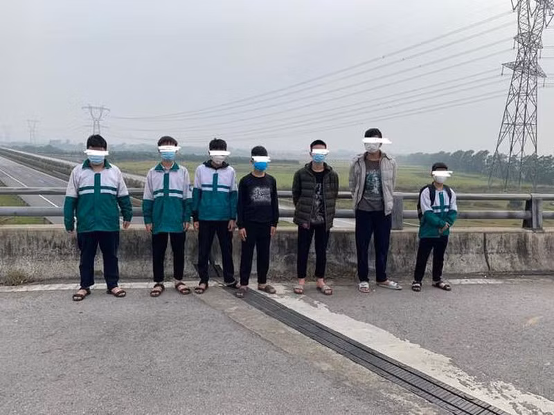 Nhóm thiếu niên có liên quan đến vụ việc.