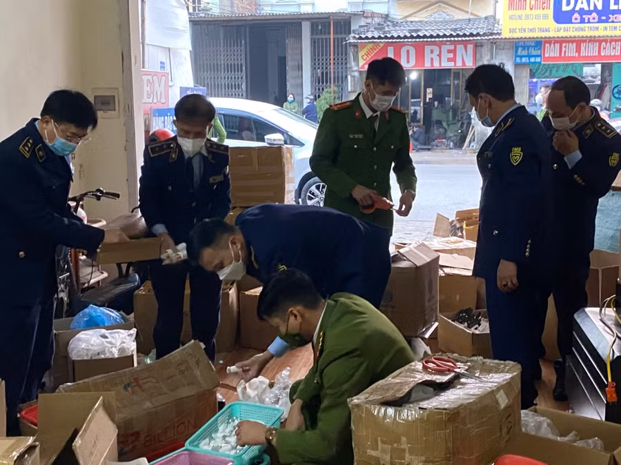 Lực lượng chức năng tiến hành kiểm tra cơ sở sản xuất mỹ phẩm giả.