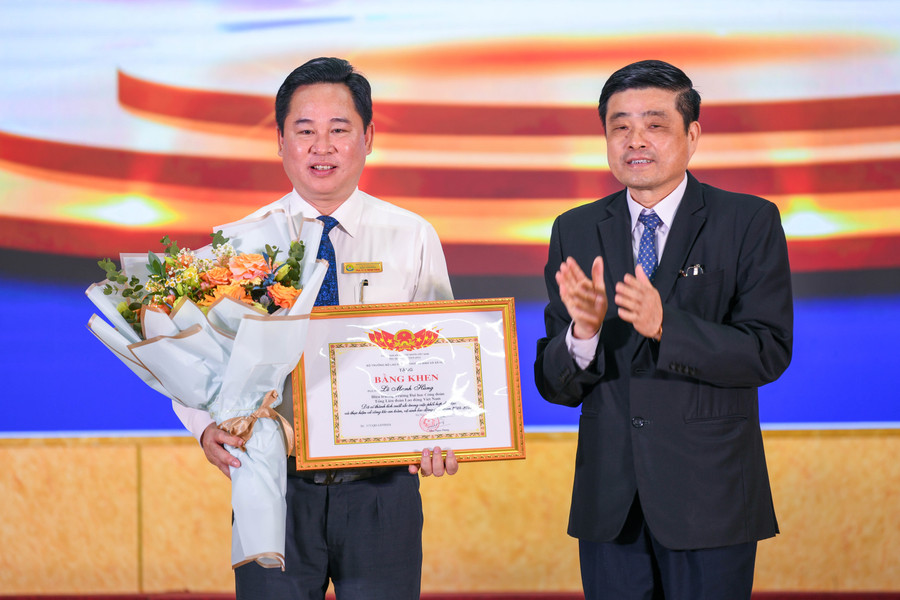 Ông Lê Mạnh Hùng Hiệu trưởng nhà trường nhận bằng khen của Bộ trưởng Bộ LĐTB&XH. Ông Lê Mạnh Hùng Hiệu trưởng nhà trường nhận bằng khen của Bộ trưởng Bộ LĐTB&XH.