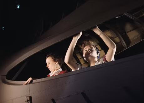 Ngac nhien phu nu che tao may bay chien dau My - Anh 11