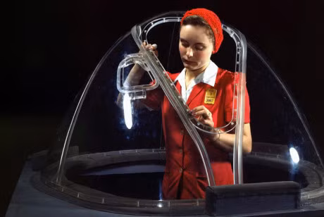 Ngac nhien phu nu che tao may bay chien dau My - Anh 1