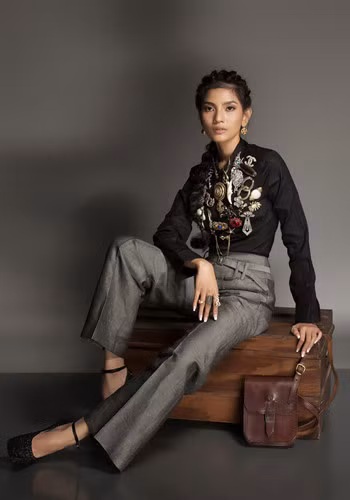 Thoi trang co dien voi so mi den va quan ong loe cua Truong Thi May - Anh 5